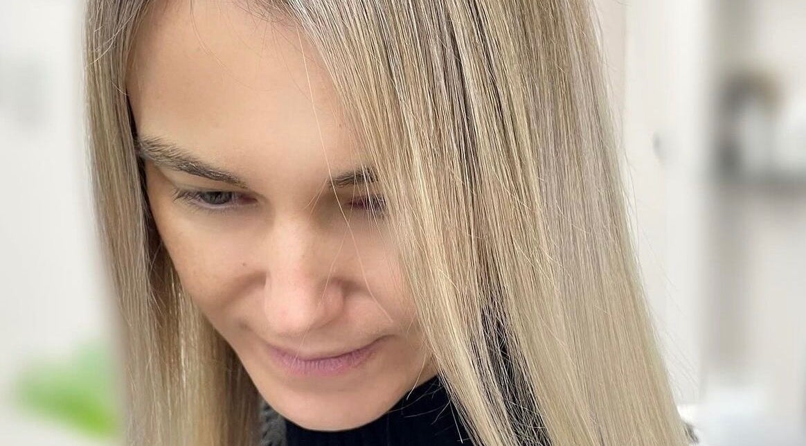 Close-up of sleek blond hair at Ulyana Azarova, Den Haag, Zuid-holland, NL.