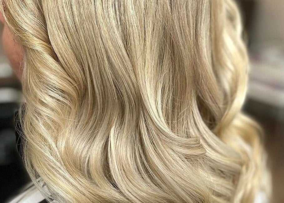 Blonde wavy hairstyle at Ulyana Azarova, Den Haag, Zuid-holland, NL, showcasing elegance and shine.