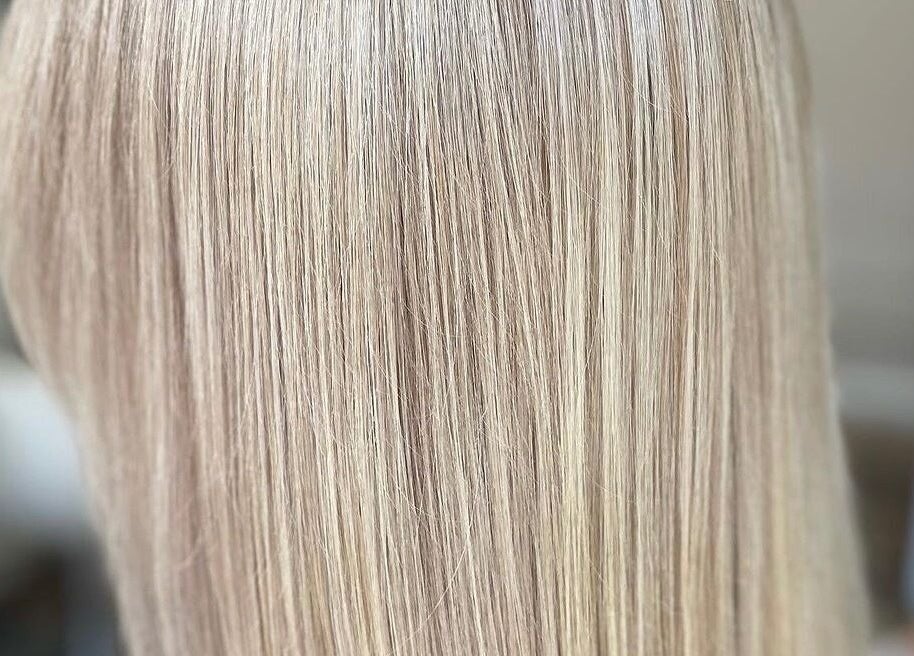 Blonde hair shines under light at Ulyana Azarova, Den Haag, Zuid-holland, NL, showcasing expert styling.