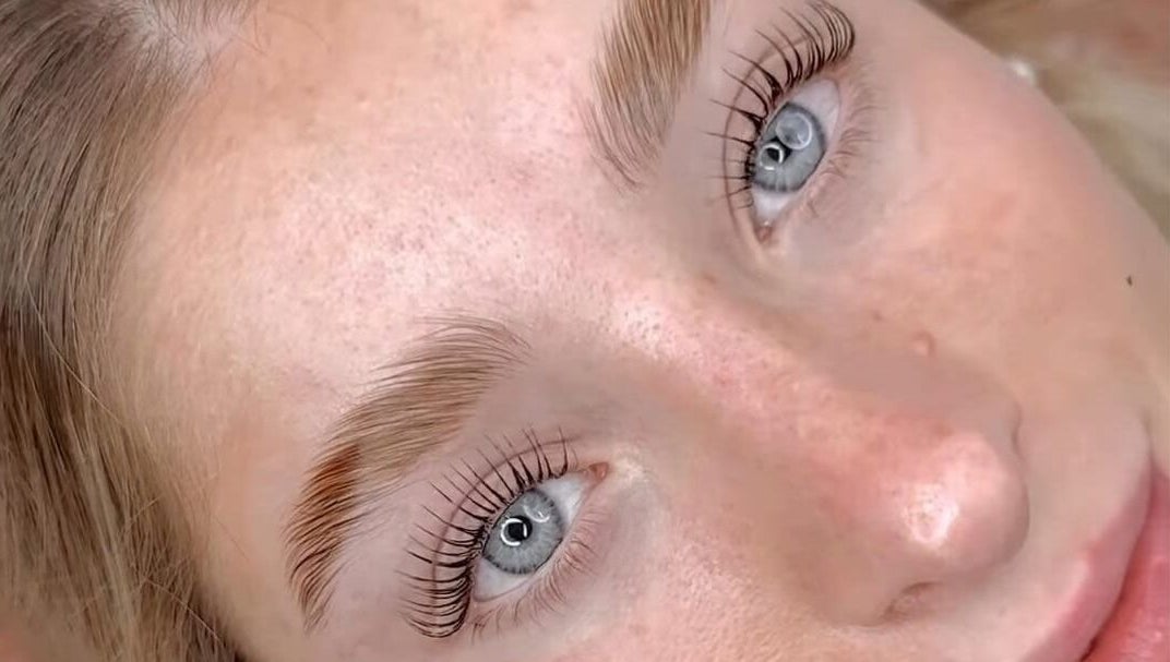 Cejas y pestañas perfectamente estilizadas en Coral&Co. Estudio ccp, Concepción, Bío Bío, CL.