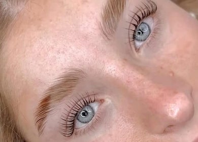 Cejas y pestañas perfectamente estilizadas en Coral&Co. Estudio ccp, Concepción, Bío Bío, CL.