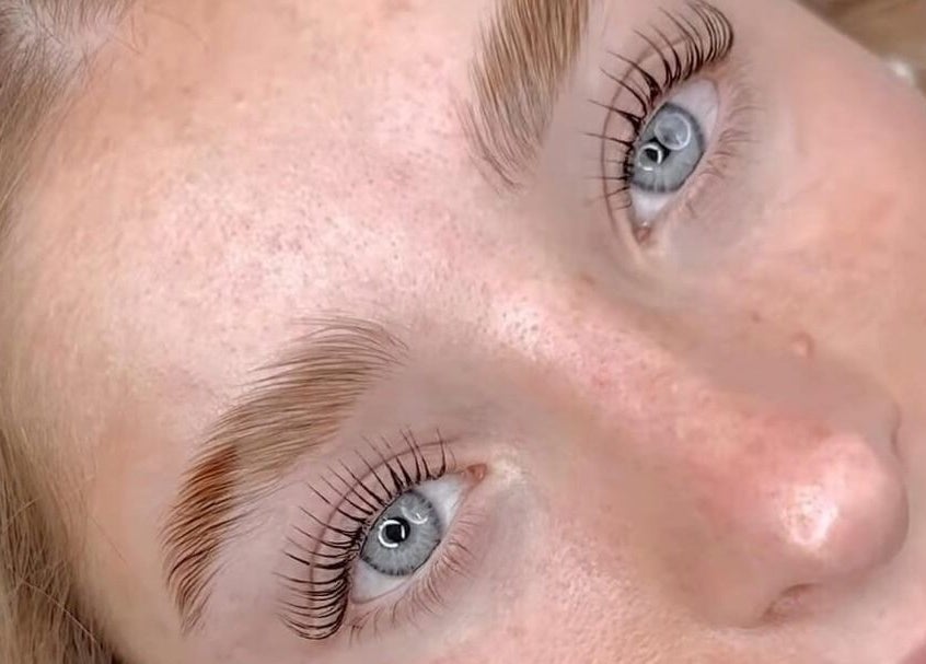 Cejas y pestañas perfectamente estilizadas en Coral&Co. Estudio ccp, Concepción, Bío Bío, CL.