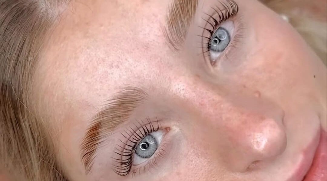 Cejas y pestañas perfectamente estilizadas en Coral&Co. Estudio ccp, Concepción, Bío Bío, CL.