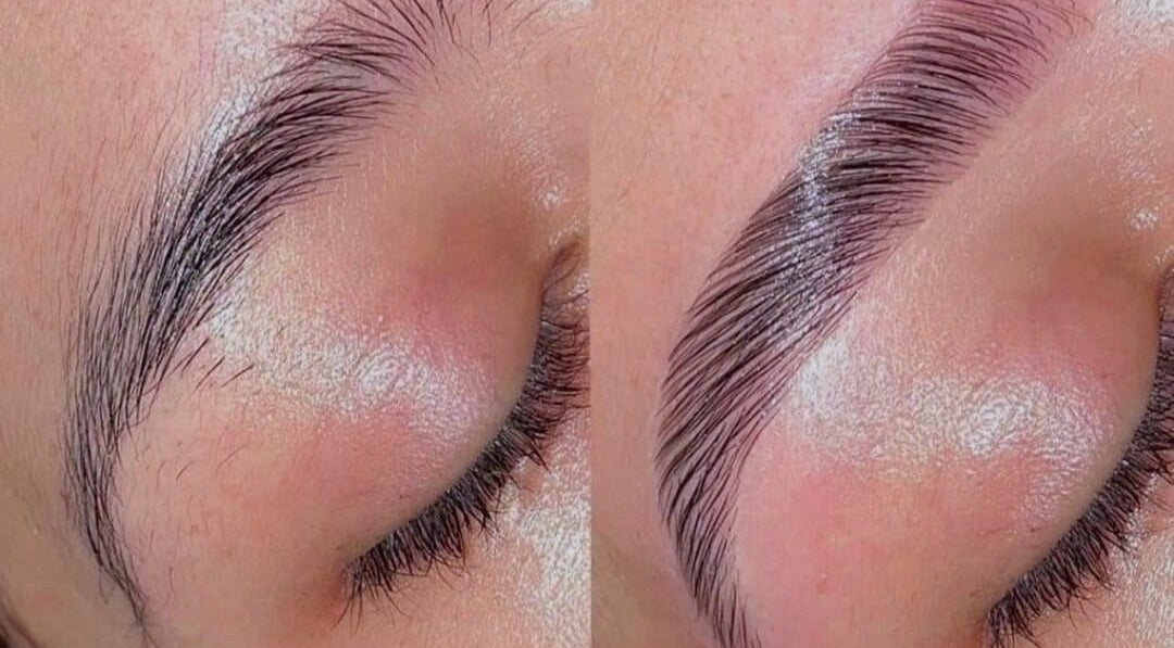 Tratamiento de cejas en Coral&Co. Estudio ccp, Concepción, Bío Bío, CL mostrando precisión y estilo.