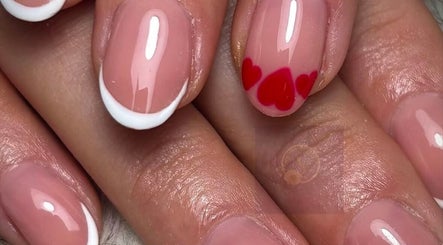 Alanna Forward Nails