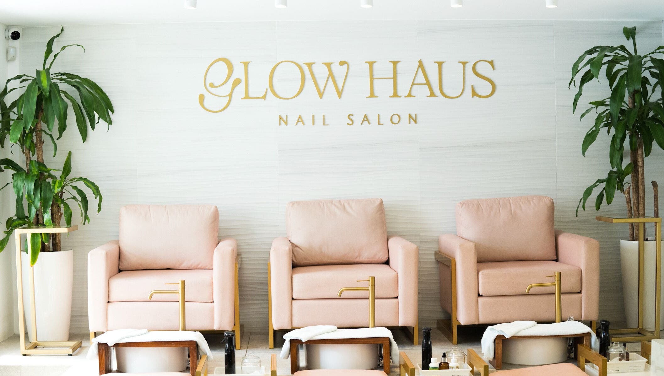 Sillas de salón elegantes en Glow Haus GT, Ciudad De Guatemala, Guatemala, GT, para un cuidado de uñas excepcional.