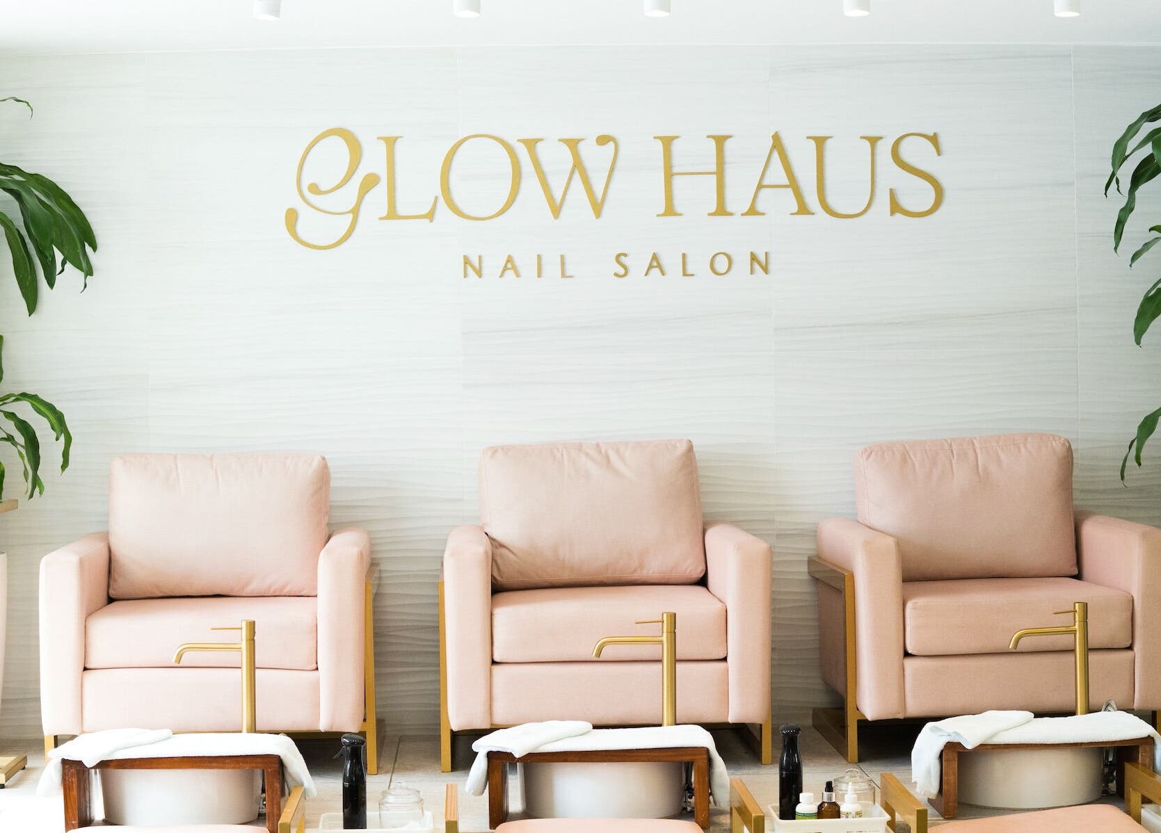 Sillas de salón elegantes en Glow Haus GT, Ciudad De Guatemala, Guatemala, GT, para un cuidado de uñas excepcional.