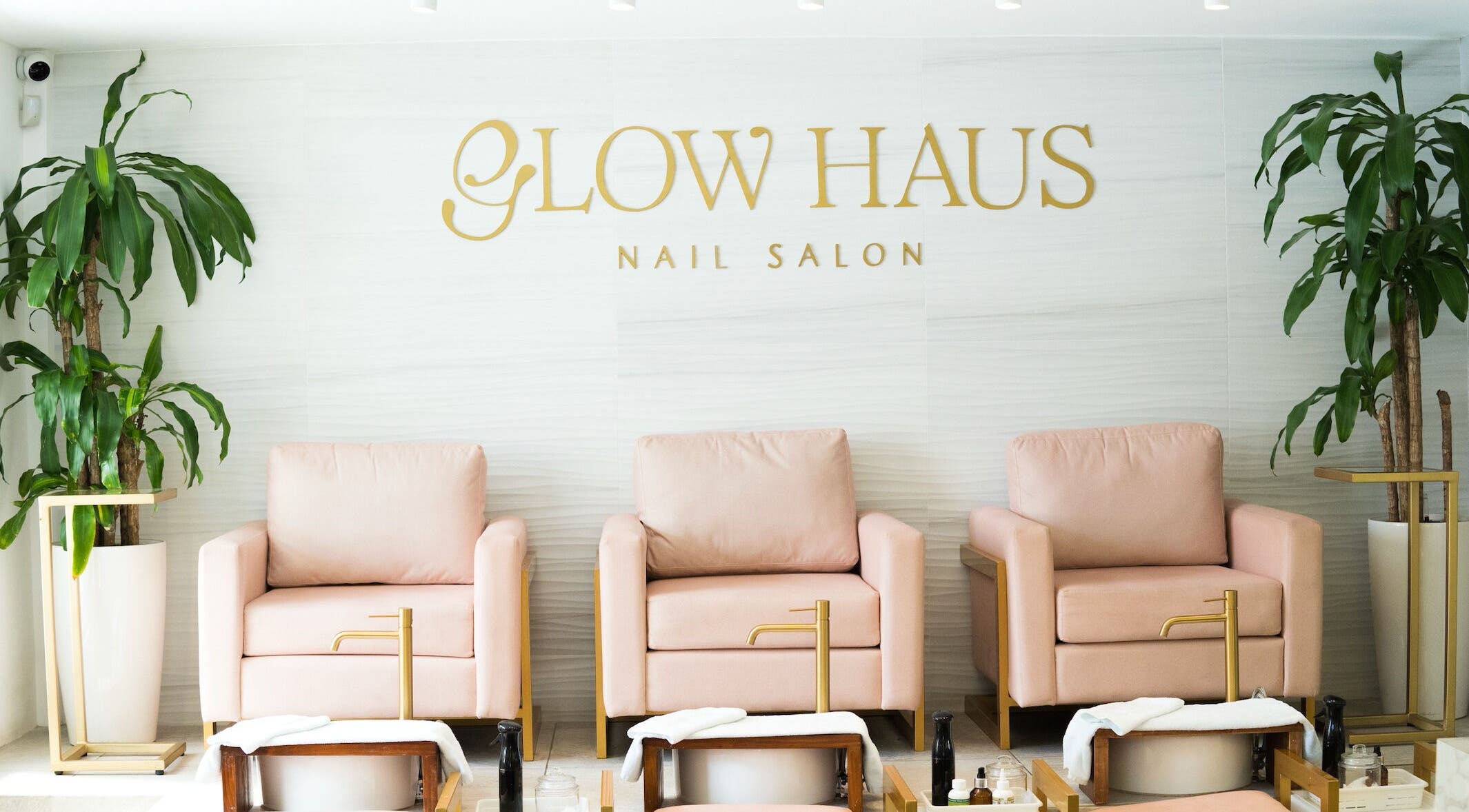 Sillas de salón elegantes en Glow Haus GT, Ciudad De Guatemala, Guatemala, GT, para un cuidado de uñas excepcional.