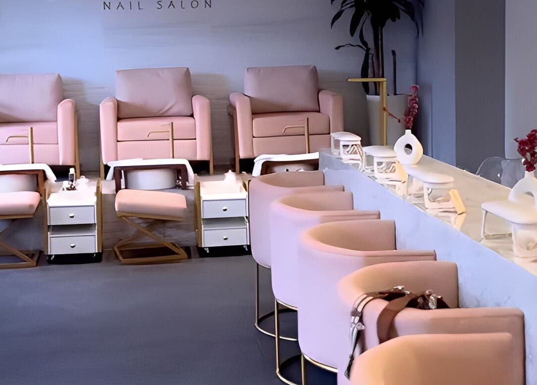 Espacio elegante en Glow Haus GT, Ciudad De Guatemala, Guatemala, GT, con sillas rosas y decoración moderna.