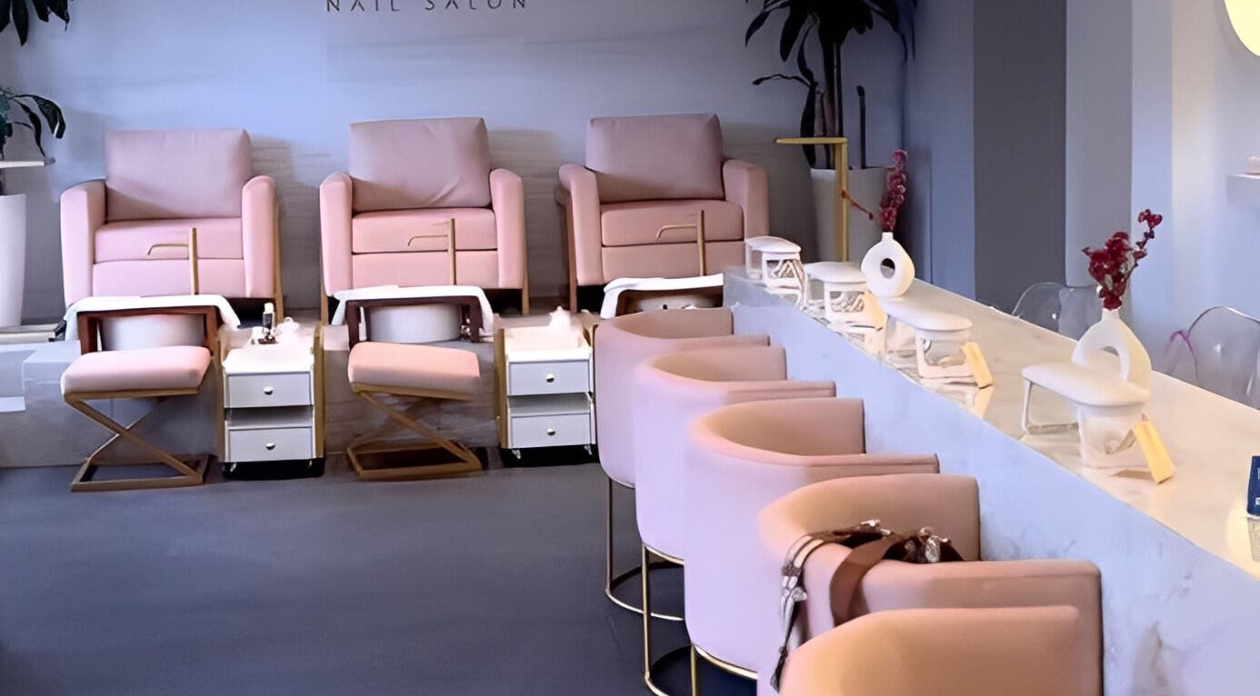 Espacio elegante en Glow Haus GT, Ciudad De Guatemala, Guatemala, GT, con sillas rosas y decoración moderna.