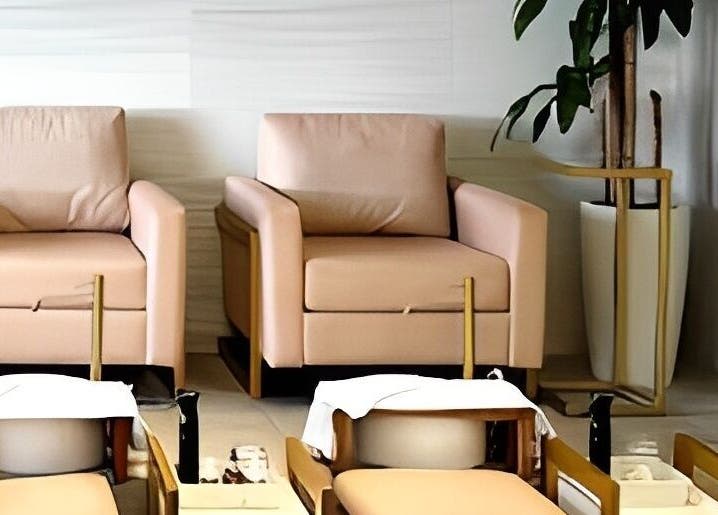 Sillas de spa en Glow Haus GT, Ciudad De Guatemala, Guatemala, GT, ofreciendo un ambiente relajante y elegante.