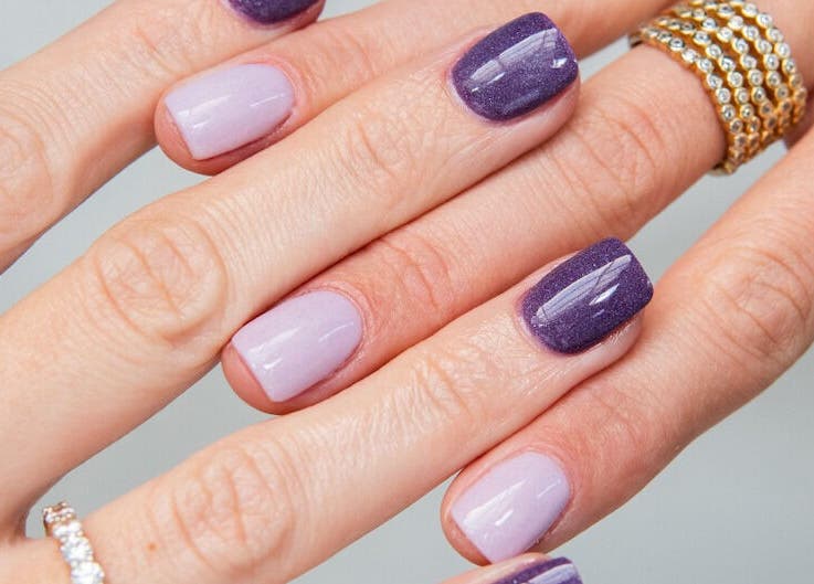 Uñas con diseño elegante en Glow Haus GT, Ciudad De Guatemala, Guatemala, GT, mostrando esmalte lila y púrpura.