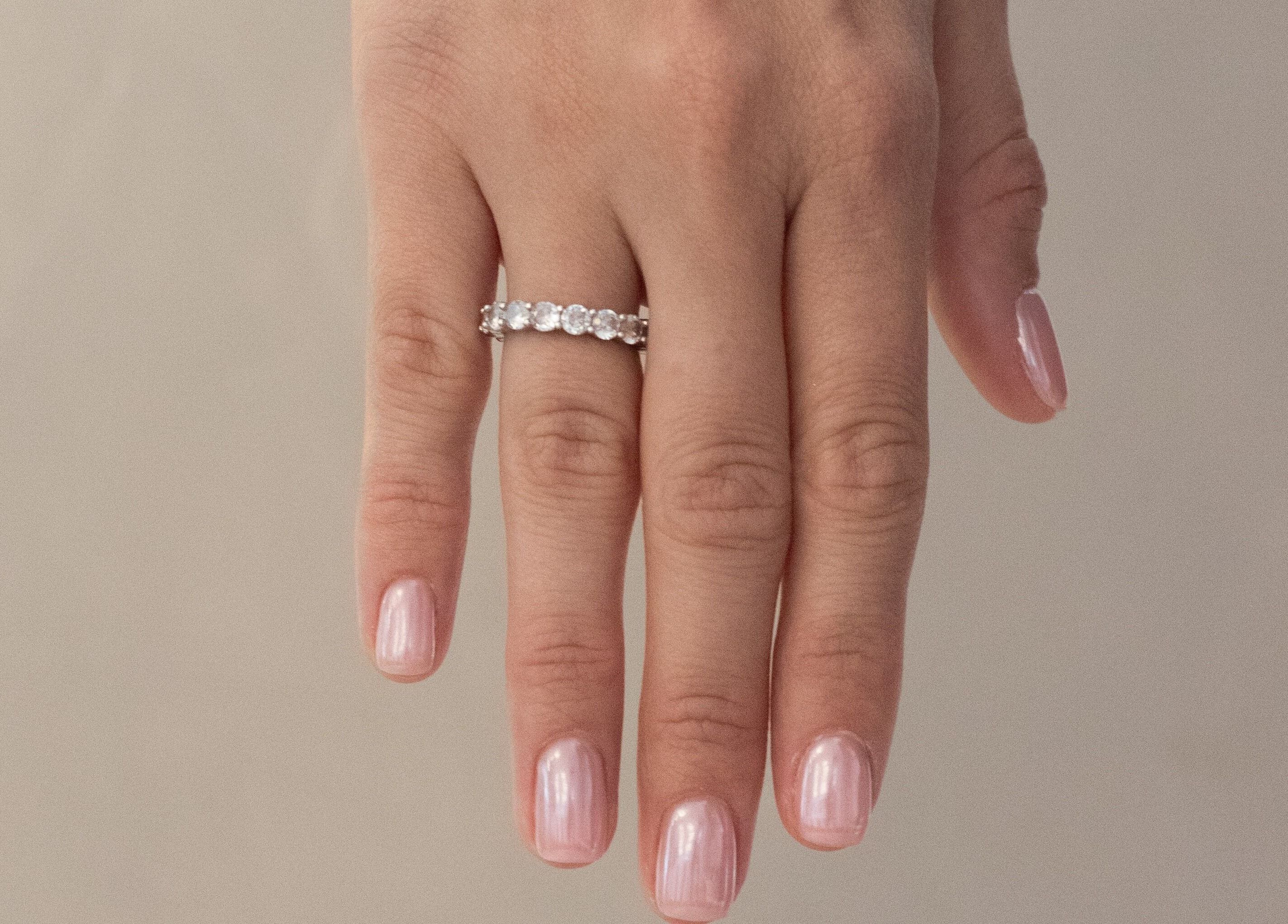 Mano con anillo elegante en Glow Haus GT, Ciudad De Guatemala, Guatemala, GT, mostrando uñas cuidadas.