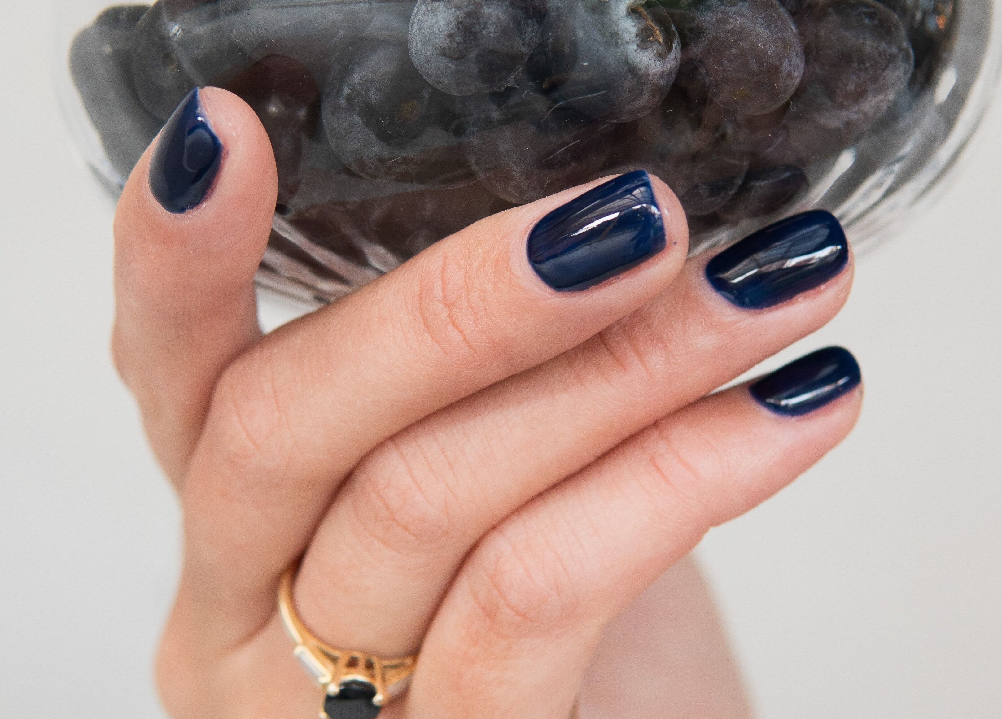 Manicura elegante en Glow Haus GT, Ciudad De Guatemala, Guatemala, GT, destacada con uvas oscura.