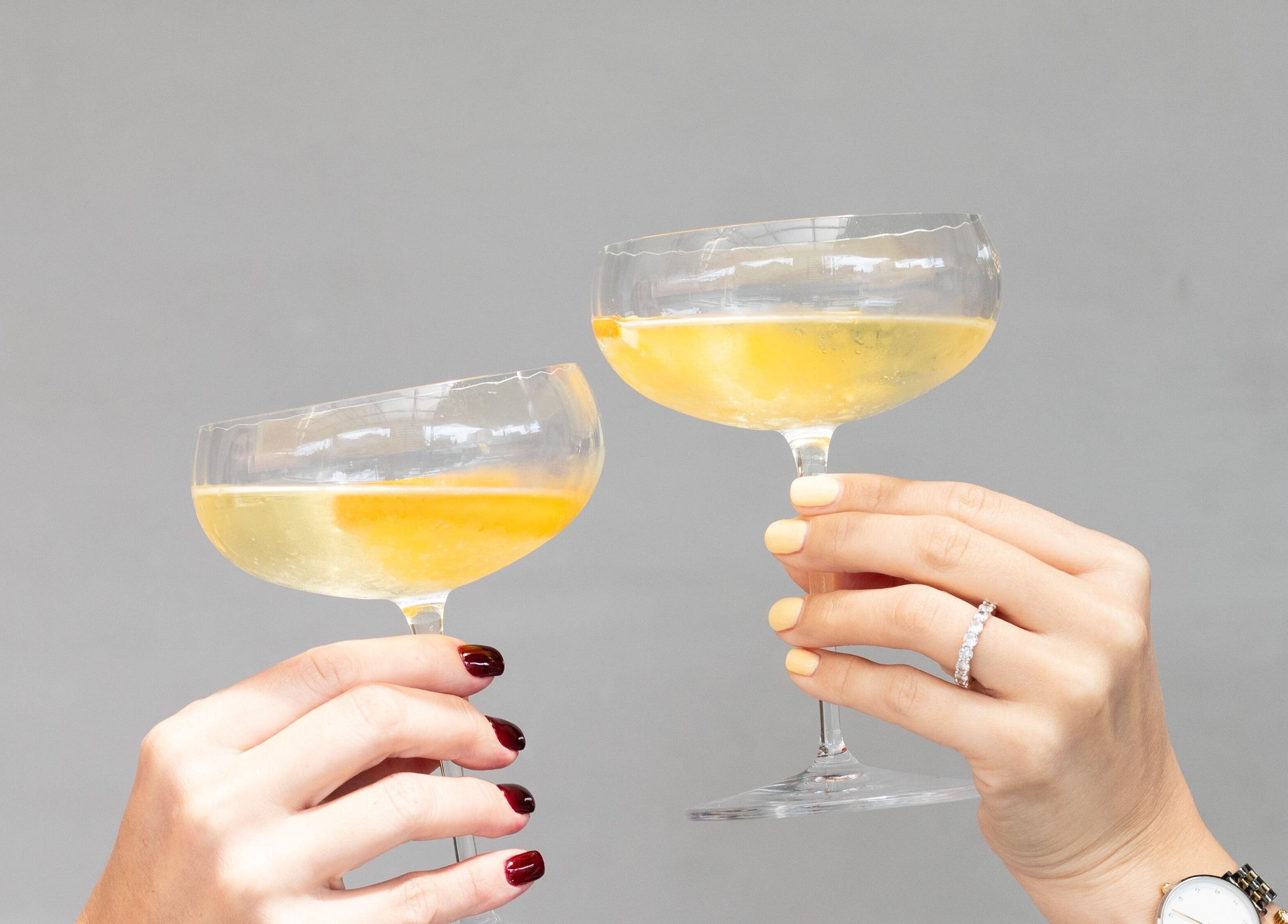 Dos copas brindando en Glow Haus GT, Ciudad De Guatemala, Guatemala, GT. Ambiente elegante y acogedor.