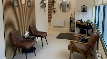 Elegant waiting area at Tranquil Beauty Rooms in Inverkeithing, Scotland, GB with modern decor and comfy chairs.