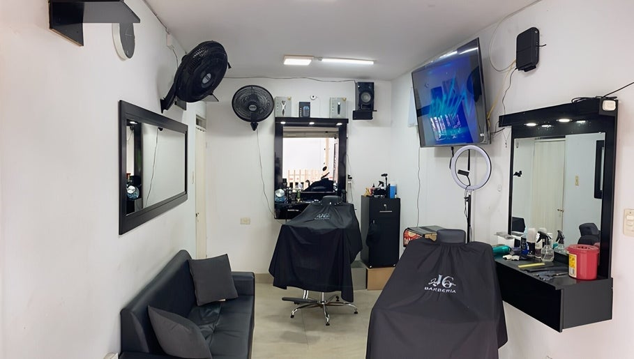 Interior moderno de Jg Barbería en Cali, Valle Del Cauca, CO con sillas y espejos elegantes.