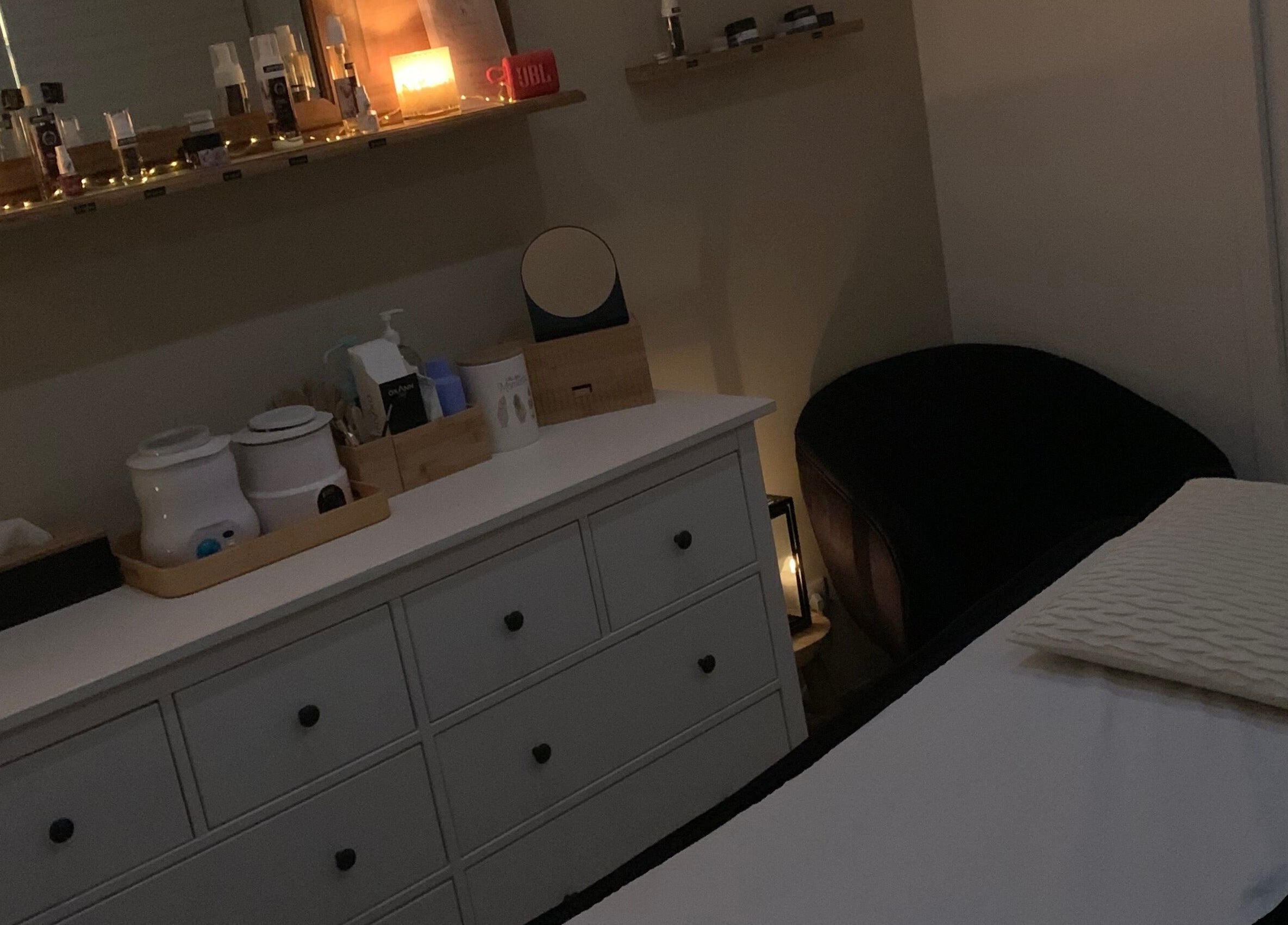 Détente et élégance chez Studio Beauté by Julie, Théville, Normandie, FR. Ambiance lumineuse et apaisante.