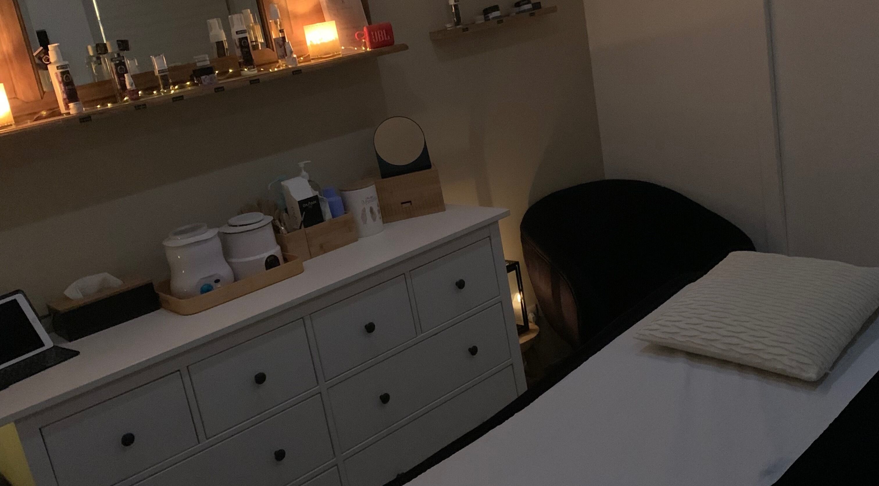 Détente et élégance chez Studio Beauté by Julie, Théville, Normandie, FR. Ambiance lumineuse et apaisante.