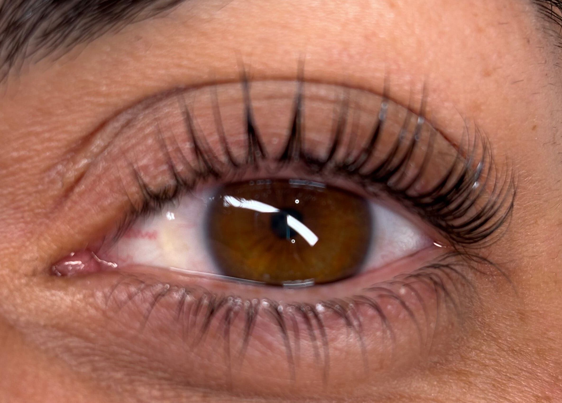 Cils rehaussés chez Studio Beauté by Julie à Théville, Normandie, FR. Révélez votre regard.