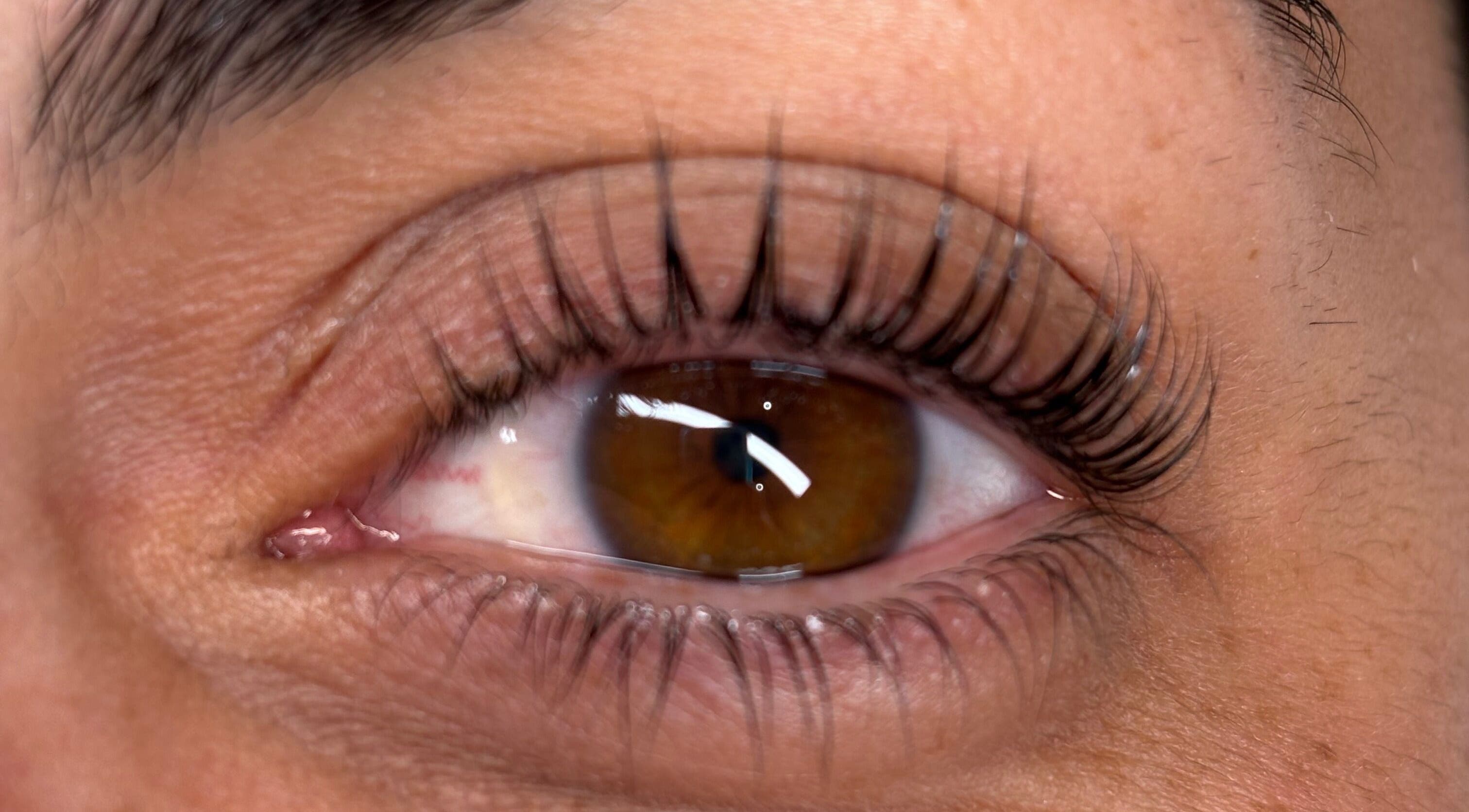 Cils rehaussés chez Studio Beauté by Julie à Théville, Normandie, FR. Révélez votre regard.