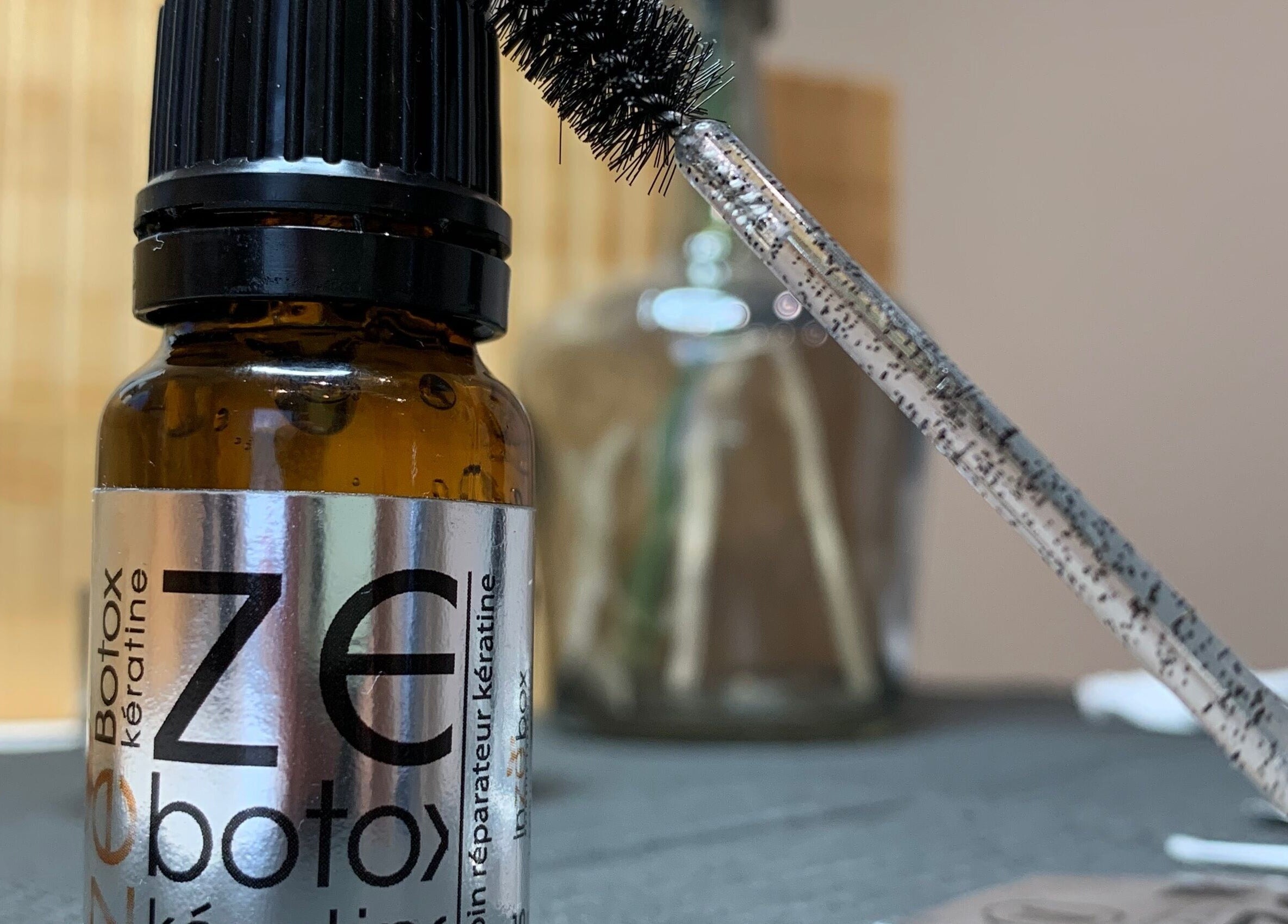 Bouteille de soin kératine chez Studio Beauté by Julie, Théville, Normandie, FR pour cheveux éclatants.