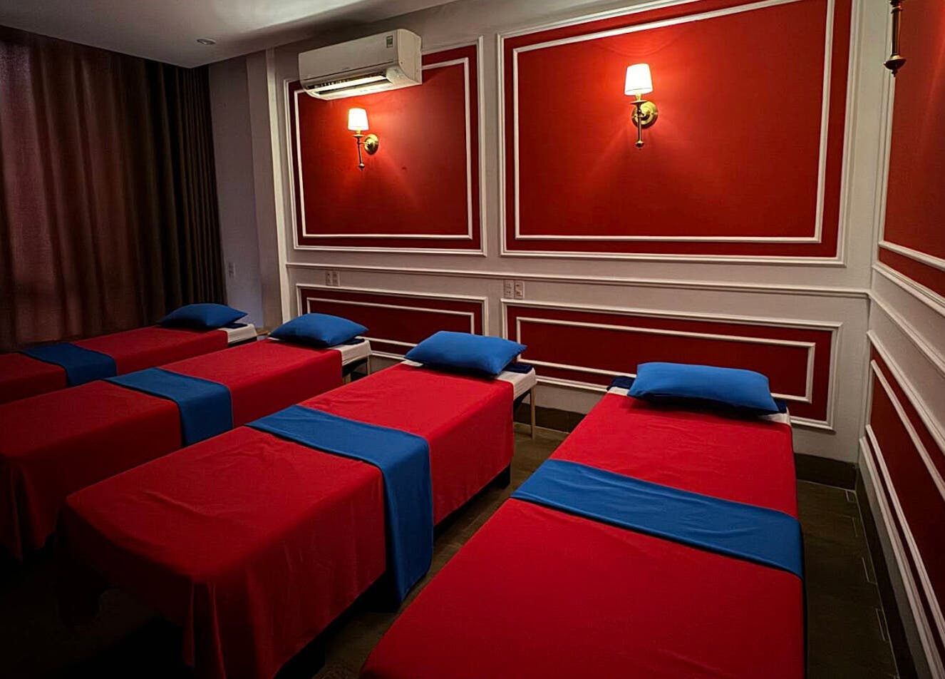 Relaxing massage room at Silk Spa 실크 스파 목식당점, Đà Nẵng, Đà Nẵng, VN, with vibrant red decor and plush beds.