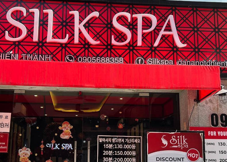 Silk Spa 실크 스파 목식당점 entrance in Đà Nẵng, Đà Nẵng, VN with vibrant red exterior and signage.
