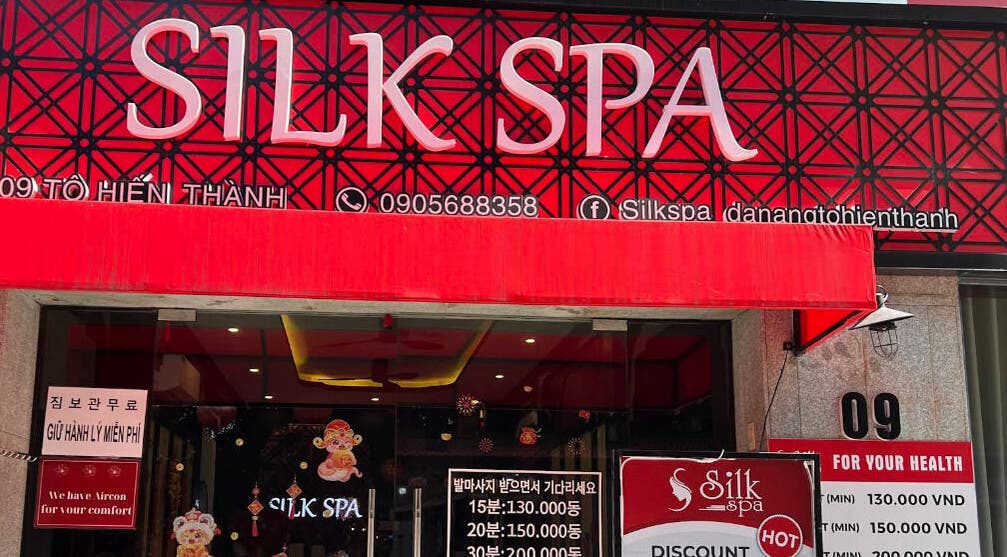 Silk Spa 실크 스파 목식당점 entrance in Đà Nẵng, Đà Nẵng, VN with vibrant red exterior and signage.