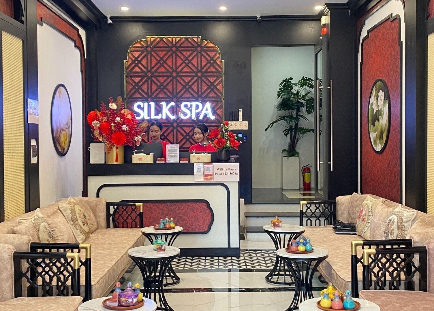 Reception at Silk Spa 실크 스파 목식당점 in Đà Nẵng, VN features elegant decor with cozy seating and vibrant floral displays.