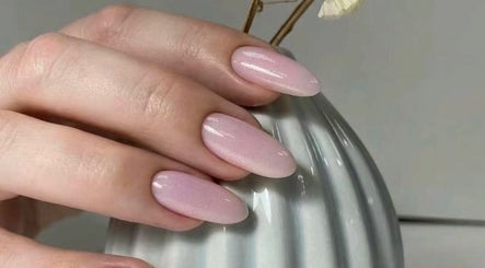 MiuMiu Beauty Nails and Eyelashes изображение 3
