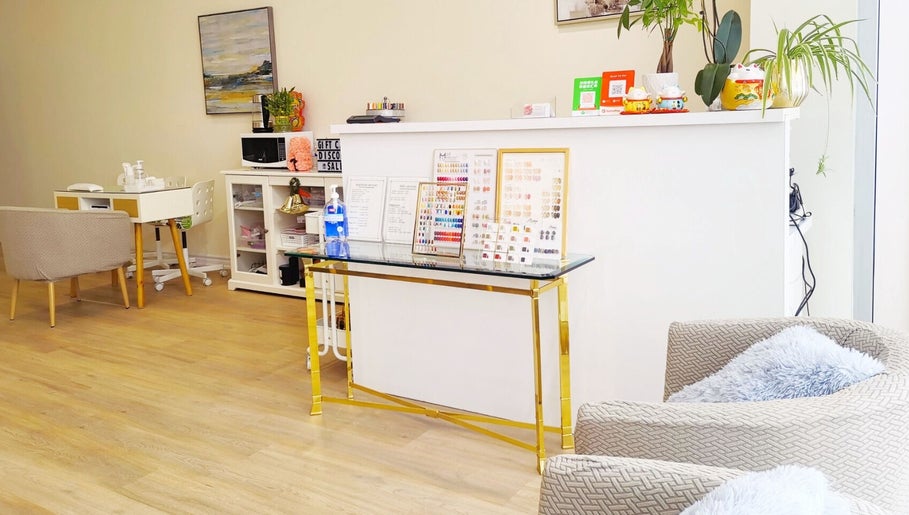 Miu Miu Beauty Nails And Eyelashes kép 1