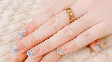 Miu Miu Beauty Nails And Eyelashes kép 2