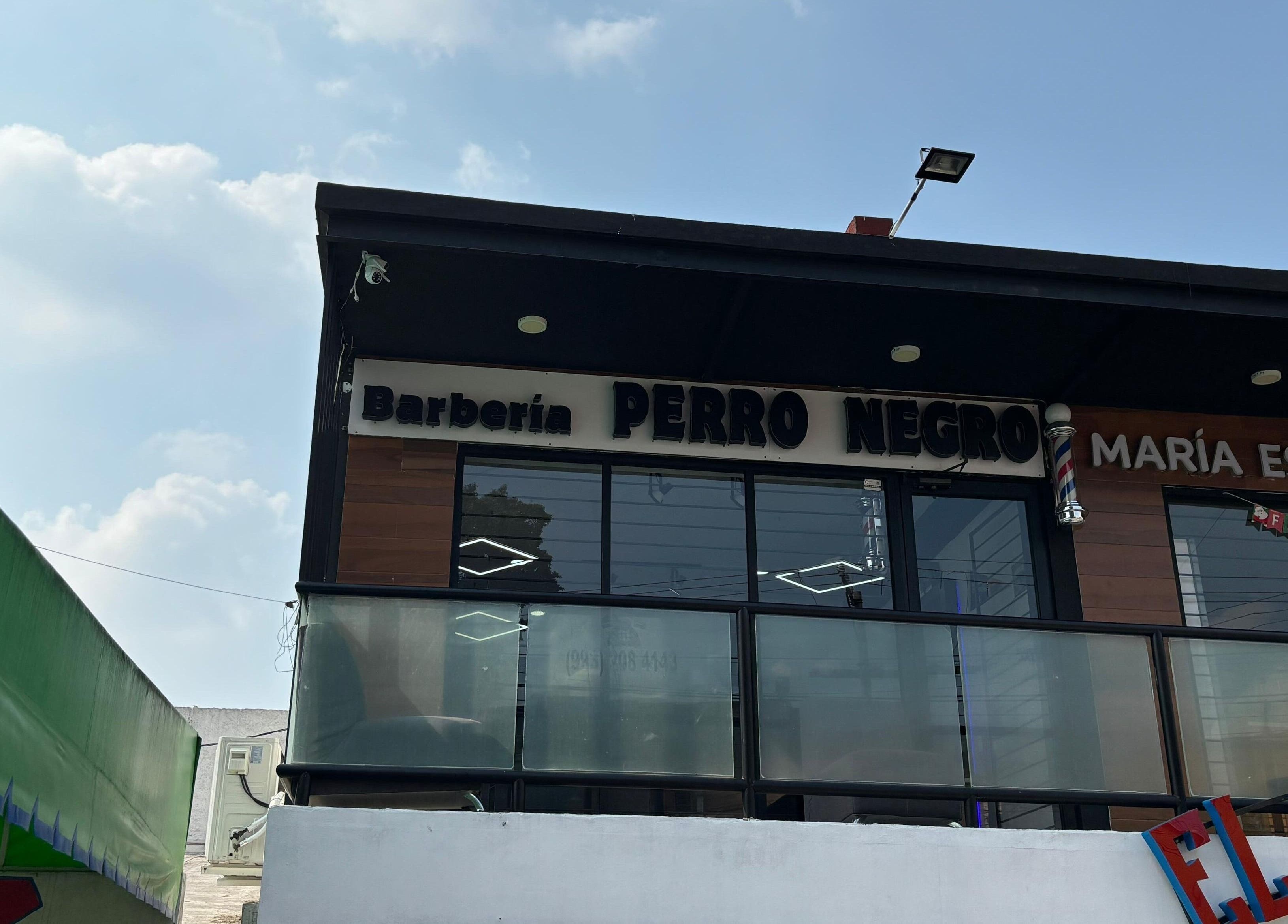 Fachada de Barbería PERRO NEGRO en Villahermosa, Tabasco, MX. Comodidad y estilo en cada visita.