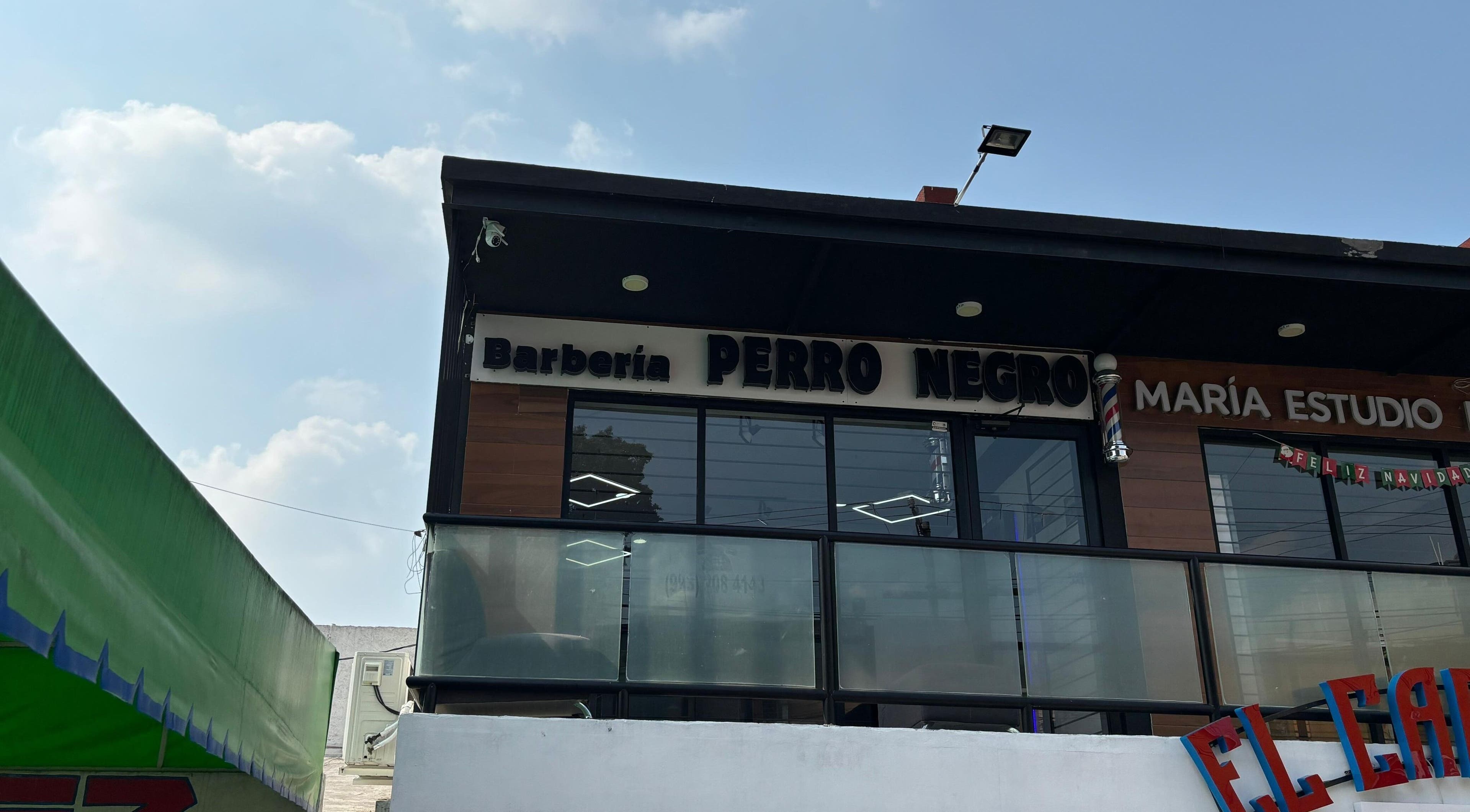 Fachada de Barbería PERRO NEGRO en Villahermosa, Tabasco, MX. Comodidad y estilo en cada visita.