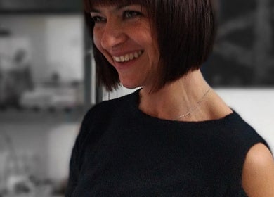 Cliente sonriente tras corte de cabello en Tambel Peluquería, Rosario, Santa Fe, AR.