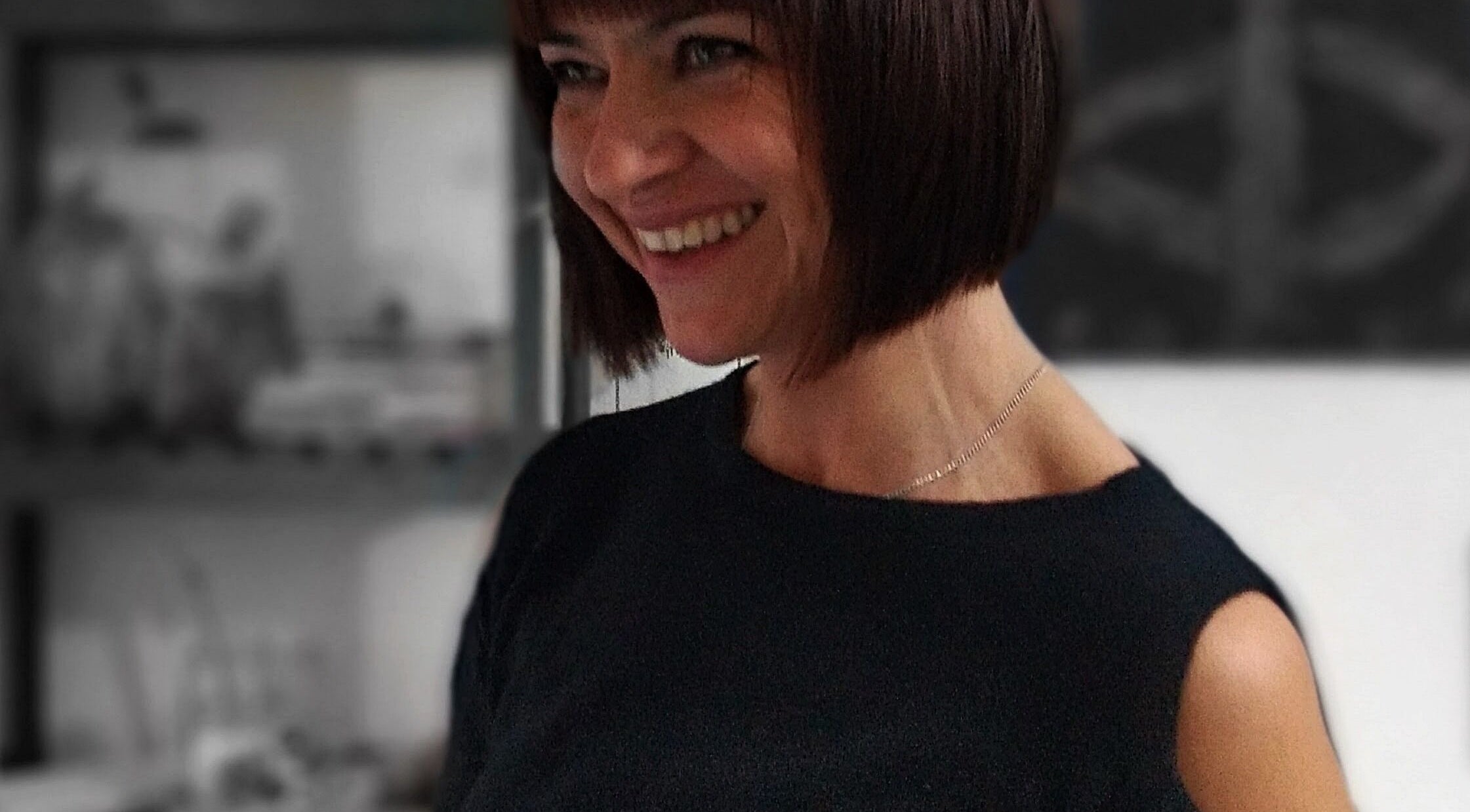 Cliente sonriente tras corte de cabello en Tambel Peluquería, Rosario, Santa Fe, AR.