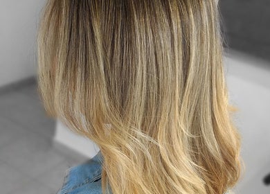 Melena rubia brillante en Tambel Peluquería, Rosario, Santa Fe, AR. Destellos suaves y bien cuidados.