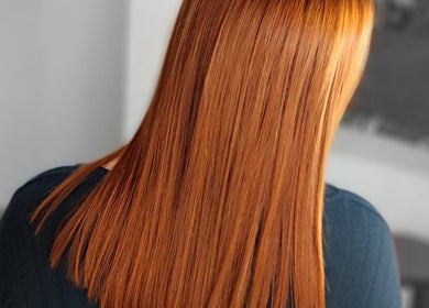 Cabello liso color cobre en Tambel Peluquería, Rosario, Santa Fe, AR. Estilo sofisticado y moderno.