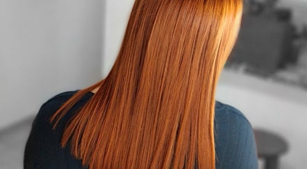 Cabello liso color cobre en Tambel Peluquería, Rosario, Santa Fe, AR. Estilo sofisticado y moderno.