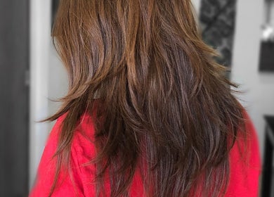 Cabello castaño fluido en Tambel Peluquería, Rosario, Santa Fe, AR. Estilo moderno y cuidado.