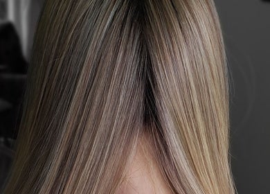 Cabello rubio brillante en Tambel Peluquería, Rosario, Santa Fe, AR, destacando su cuidado profesional.