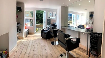 Salon Thirty One image 2
