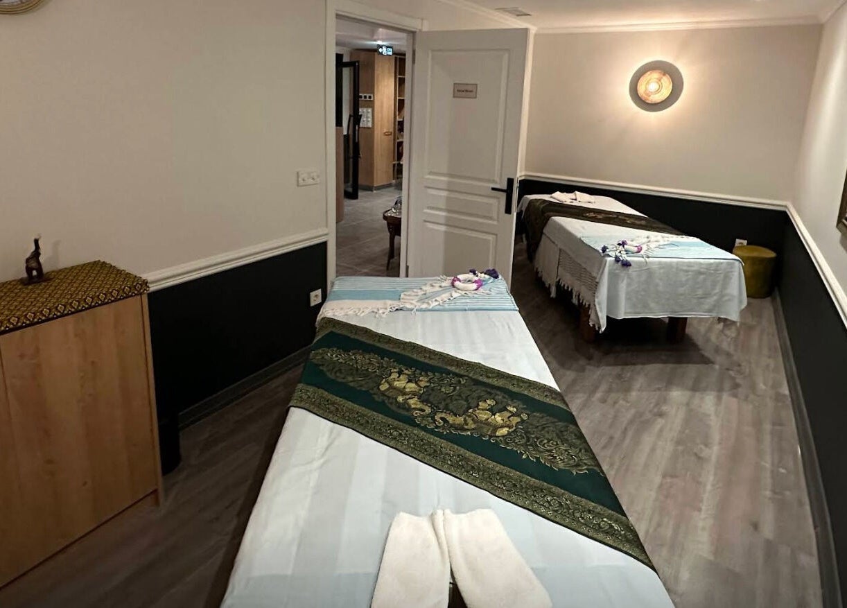 Calm massage room at Let's Relax Foot Spa Cihangir, İstanbul, İstanbul, TR, featuring elegant decor and inviting ambiance.