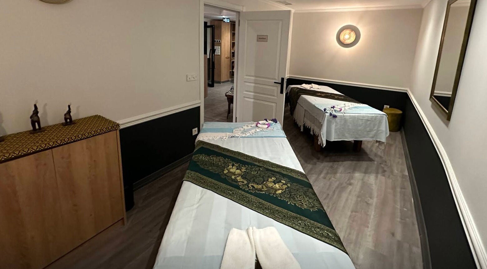 Calm massage room at Let's Relax Foot Spa Cihangir, İstanbul, İstanbul, TR, featuring elegant decor and inviting ambiance.