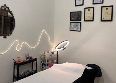 Sala trattamenti elegante con specchio e certificati a Diambra Beauty, Modena, Emilia-romagna, IT.