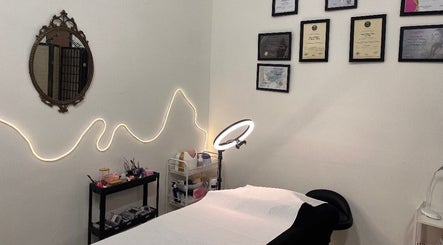 Sala trattamenti elegante con specchio e certificati a Diambra Beauty, Modena, Emilia-romagna, IT.