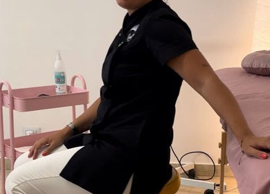 Professionista in posa presso Diambra Beauty, Modena, Emilia-romagna, IT, accanto a un lettino da trattamenti.