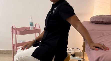 Professionista in posa presso Diambra Beauty, Modena, Emilia-romagna, IT, accanto a un lettino da trattamenti.