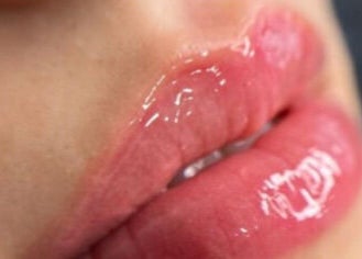 Labbra lucide e idratate con gloss da Diambra Beauty, Modena, Emilia-Romagna, IT.